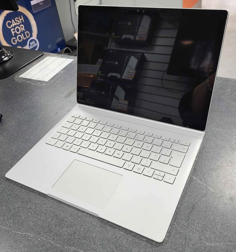 Microsoft Surface Book - i5-6300U - 8GB RAM - 256GB SSD - Windows 10
