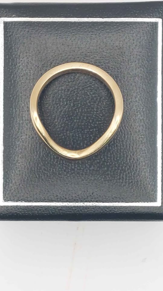 9CT 375 HALLMARKED, YELLOW GOLD, RING WITH SHAPED DESIGN. SIZE Q/8, 4.5G, BOXED