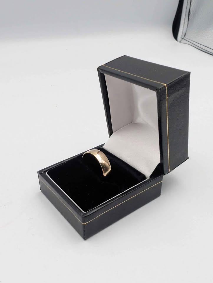 9ct Yellow Gold Wedding Band Ring - 3.38 Grams - Size R