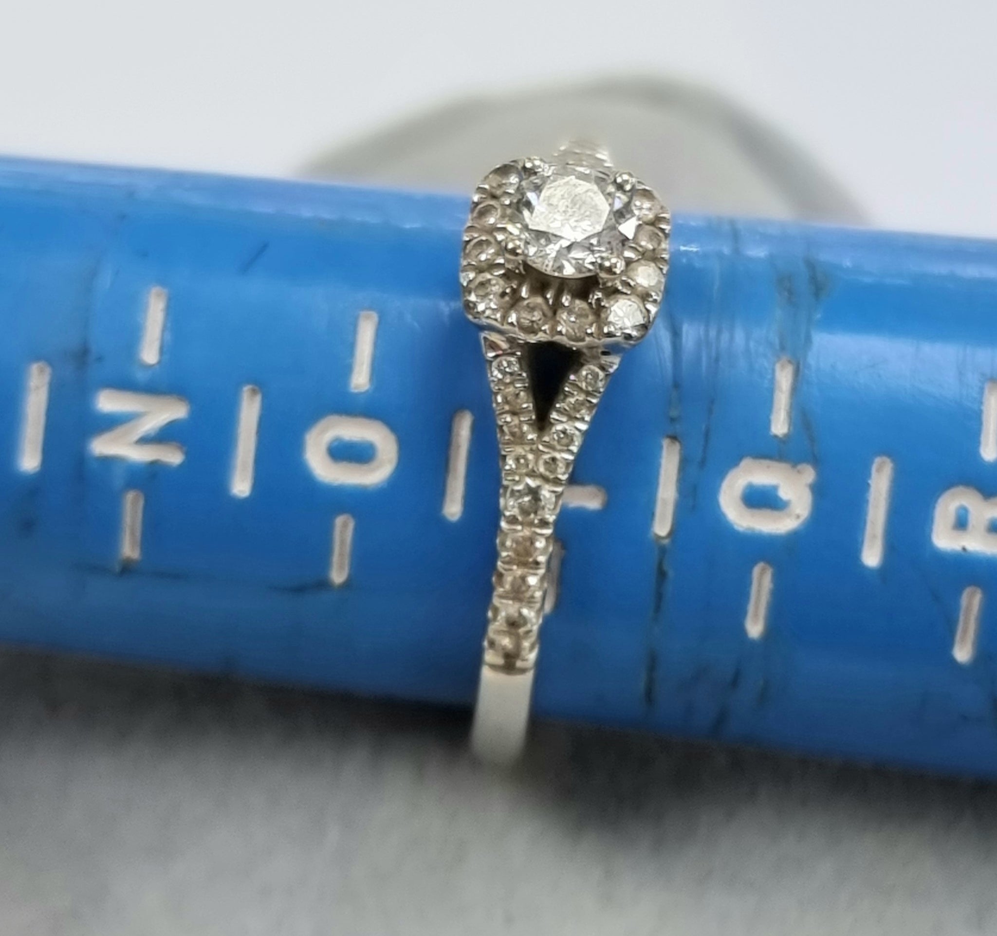 18ct White Gold Diamond Ring P