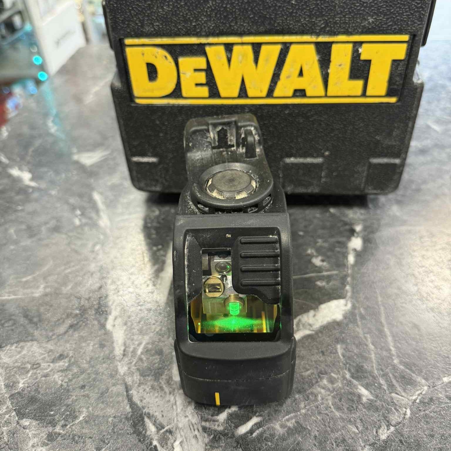 DeWalt DW088CG Green Beam Self Levelling Cross Line Laser Level