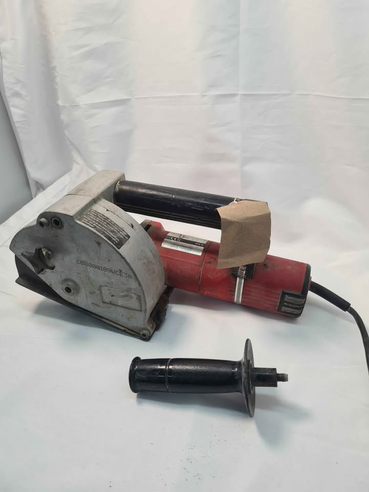 Milwaukee 110V 30MM WCE30 1300W Corded Wall Chaser