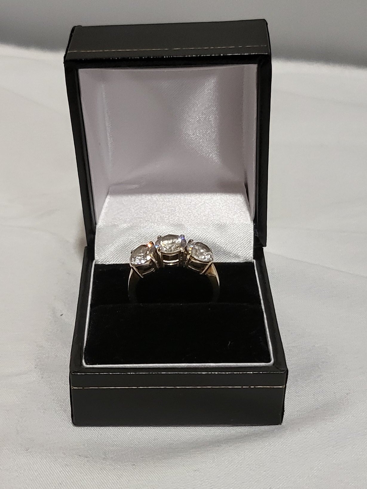 9ct Yellow Gold Ring with Clear Stones - Size O - 3.2g