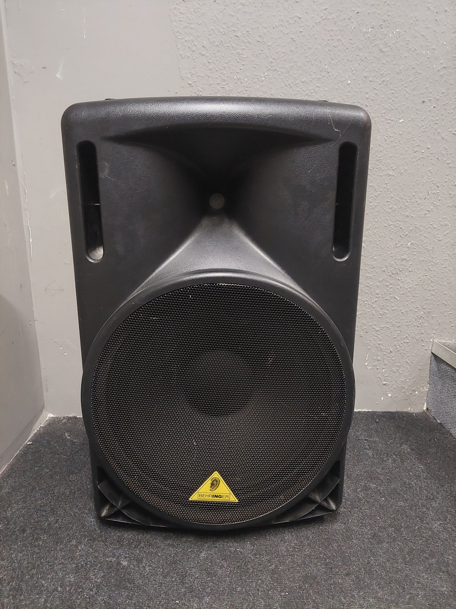 BEHRINGER EUROLIVE B215A Active PA Speaker