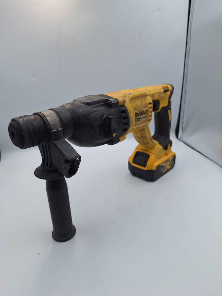 DEWALT 18V XR DCH033 Brushless SDS Plus Hammer Drill And 5AH Battery (No Charger)