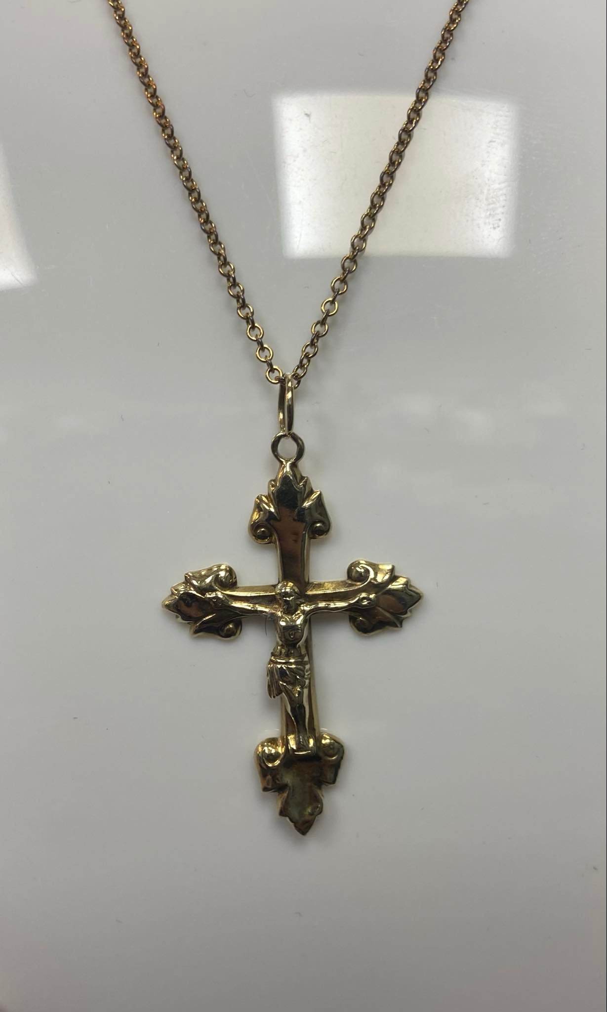 9ct Gold Chain and Crucifix Pendant 3.8g 18"