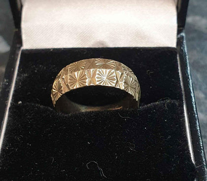 9ct Yellow Gold Patterned Band - Size N.