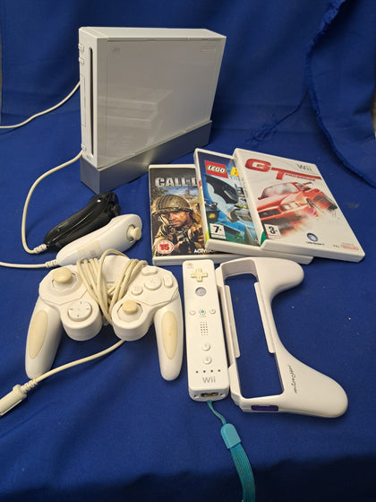 Nintendo Wii: Bundle - 4 * controllers and 3 *games