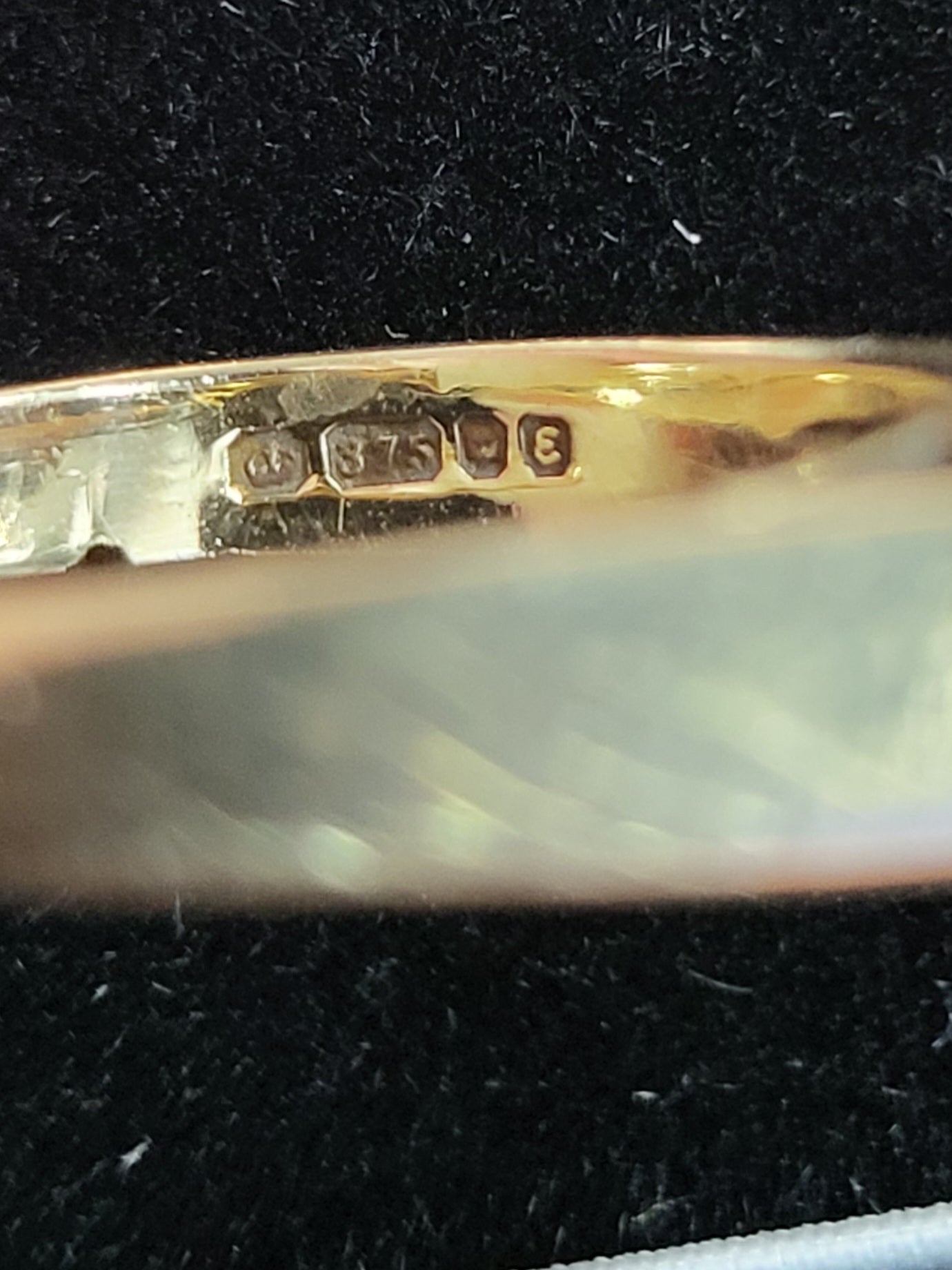 9ct Yellow Gold Ring with Clear Stones - Size N - 2.51g