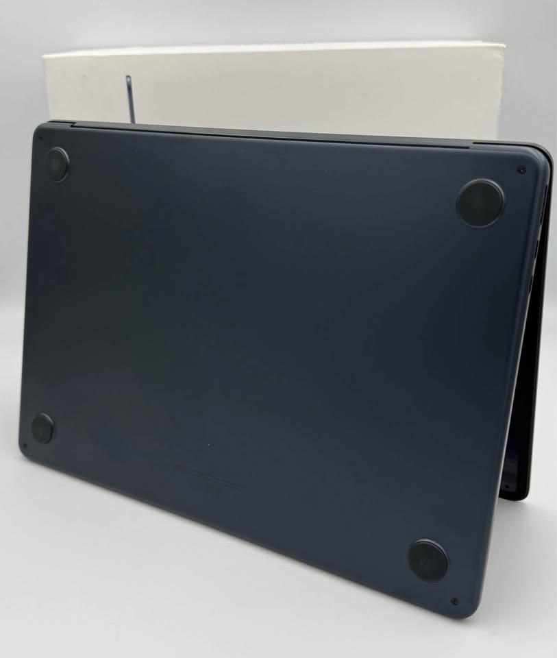 APPLE MACBOOK 15,12/M3(8-CPU 10-GPU), 8GB RAM, 256GB, 13”, BATTERY CAP 100%,STARLIGHT, BOXED