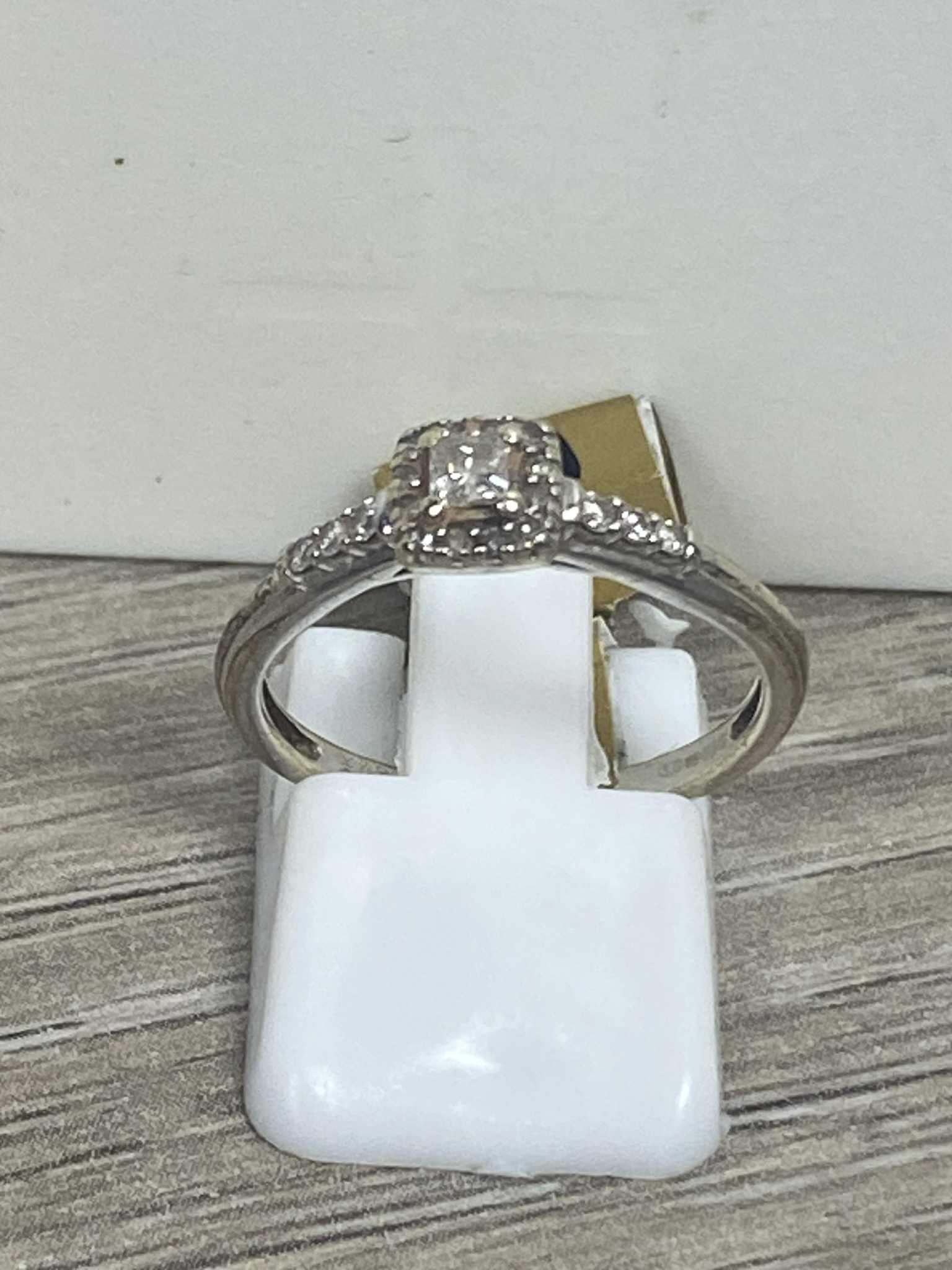 9ct Gold Ring (Size M) Apx 2.2g