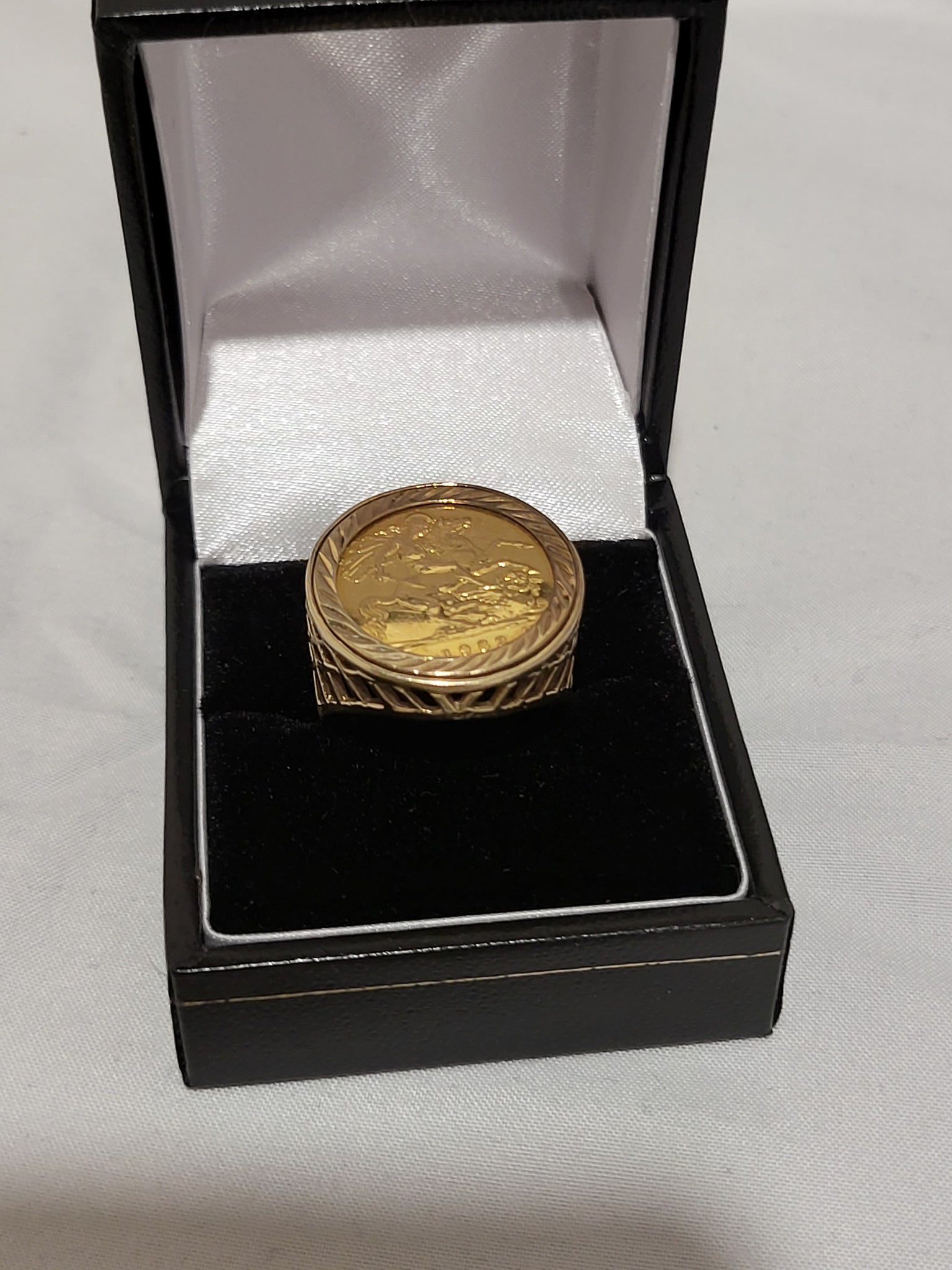 22ct Half Sovereign Coin (1982) mounted in 9ct Ring . - Size P - 8.01g total