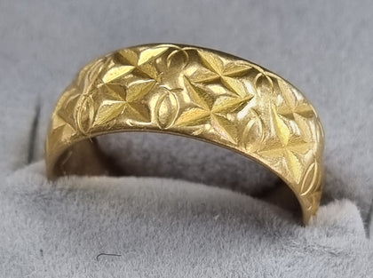 22ct GOLD RING PATTERNED