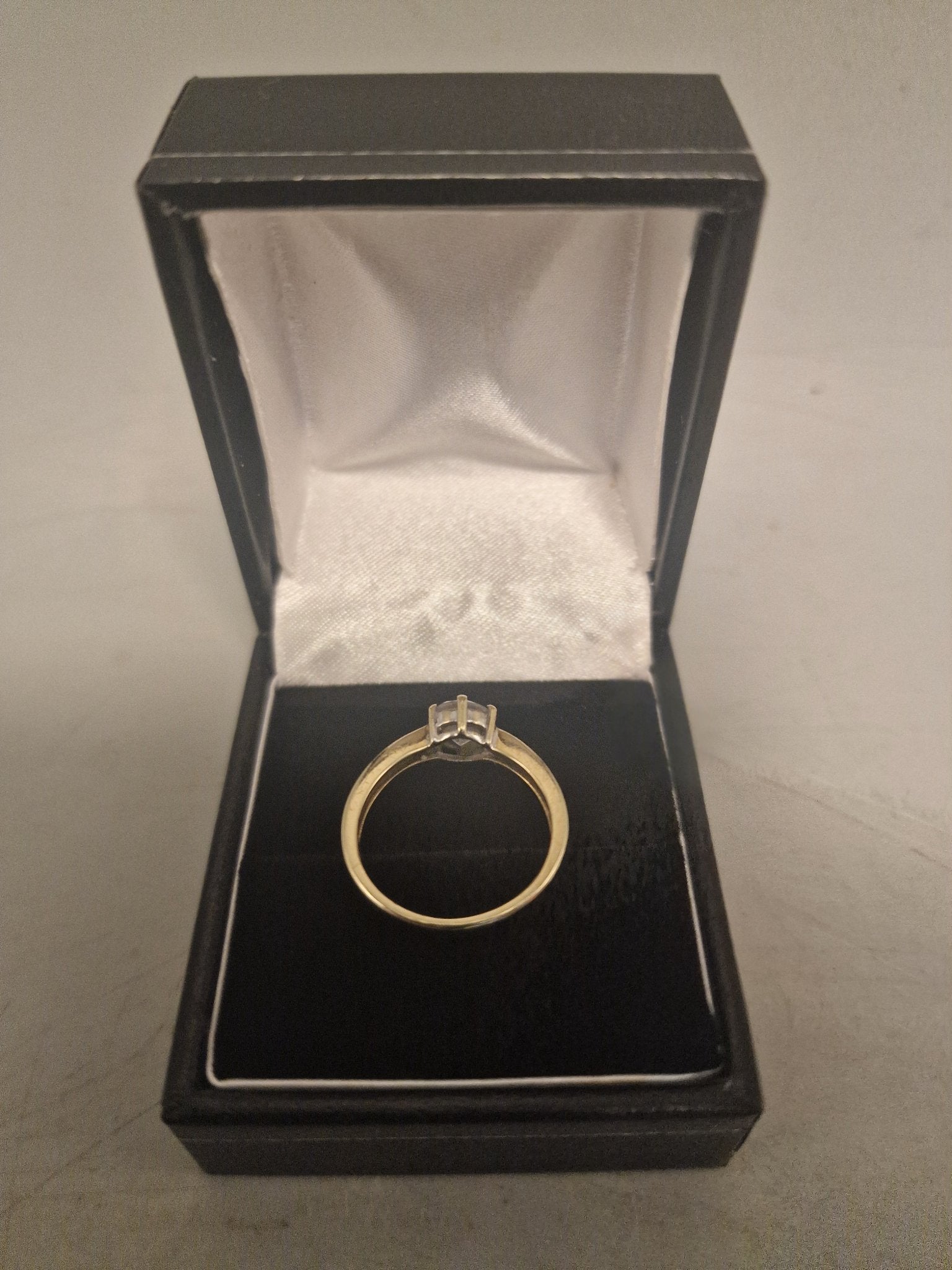 9CT Gold Ring Ladies 375 2.3G Size L ***yellow gold clear stone***