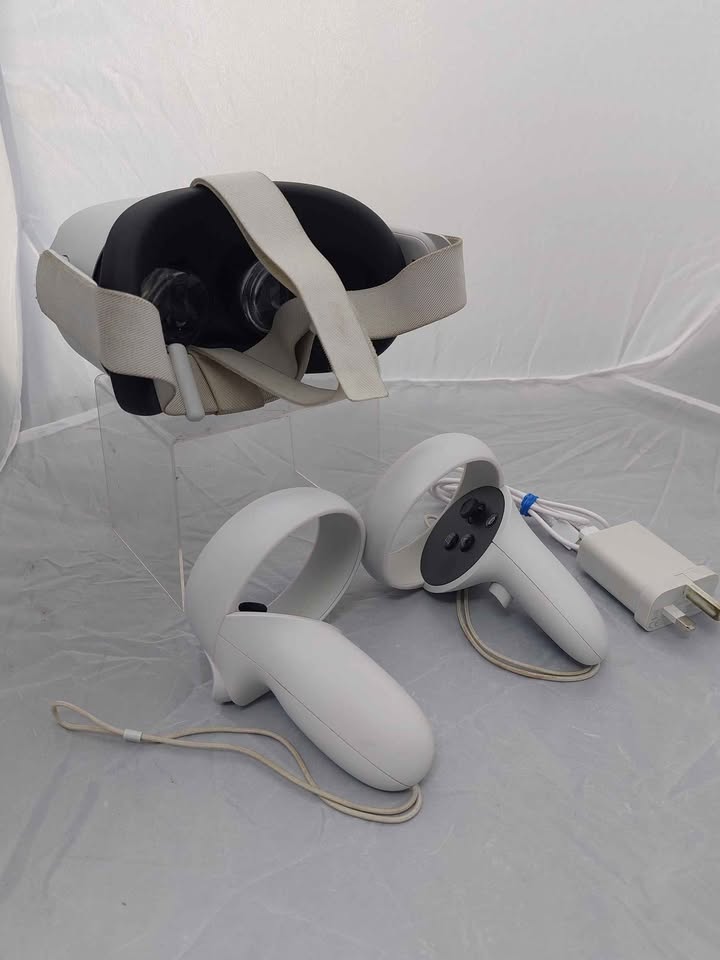 Meta/Oculus Quest 2 VR Headset (With Controllers), 128GB - With Case
