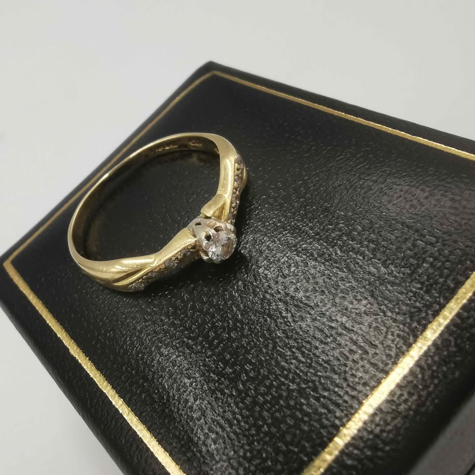 18ct Diamond Gold Ring Hallmarked 2.4g Size P **Hallmarked & Tested**