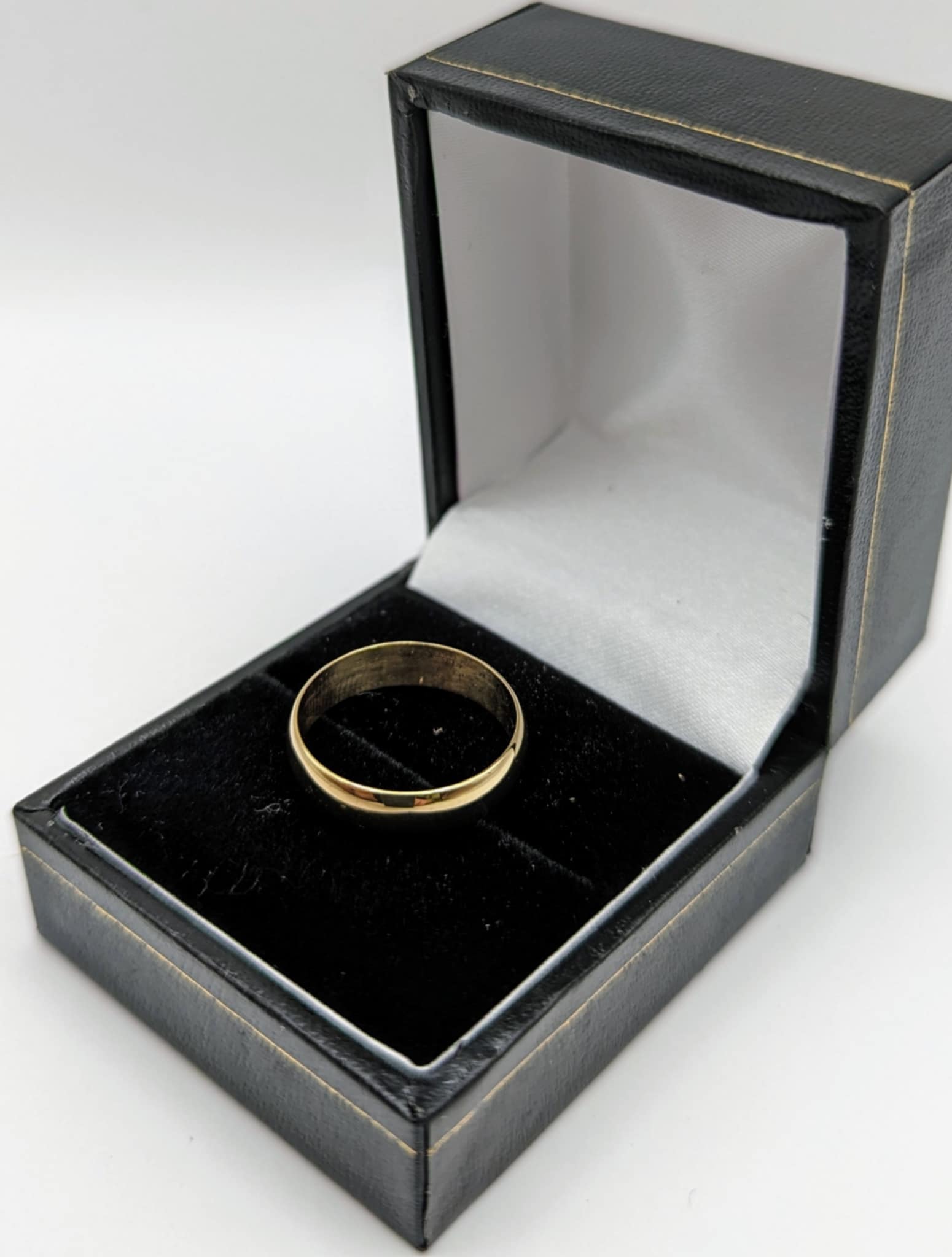 375 9CT YELLOW GOLD RING, SOLID BAND SYTLE, SIZE O/7, 2.5G, BOXED