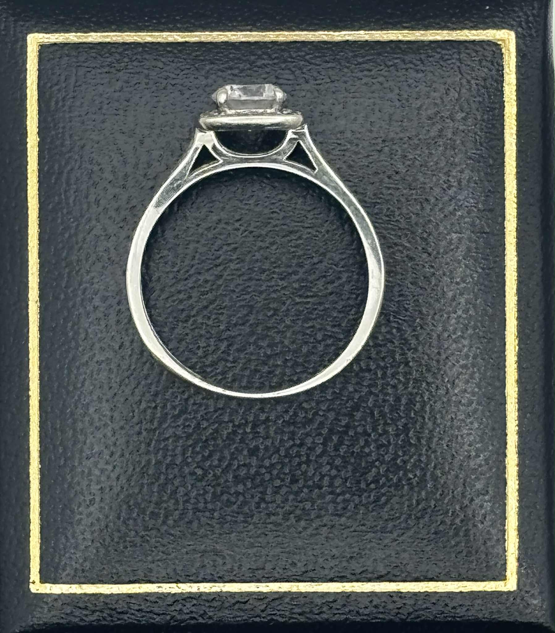9ct white gold ring with a cubic zirconia stone size P