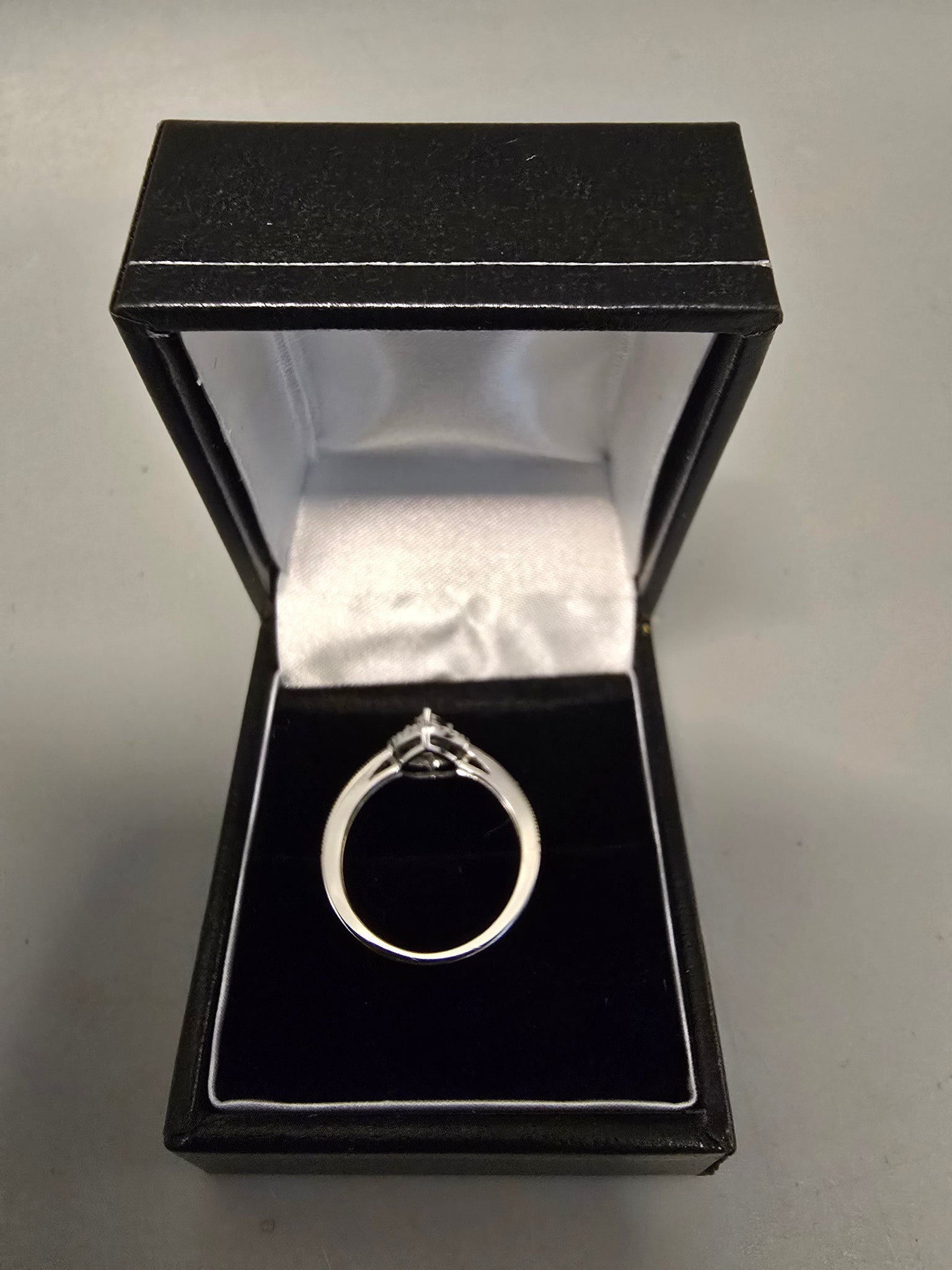 9ct White Gold Ring 375 2.0G Size L