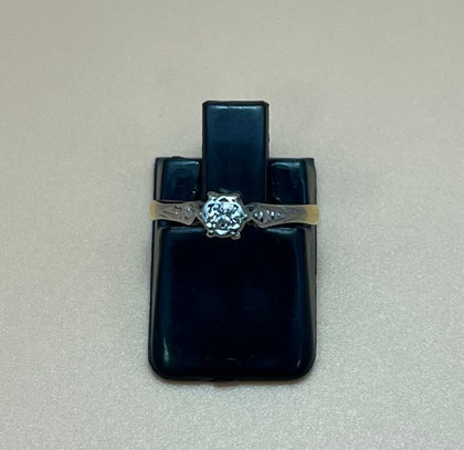 18ct gold and platinum two tone ring with white stone (F)