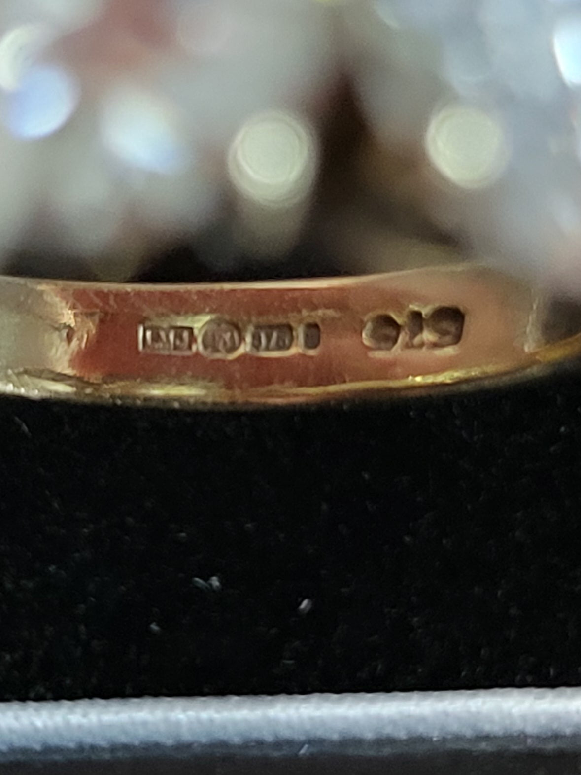 9ct Yellow Gold Ring with Clear Stones - Size O - 3.2g