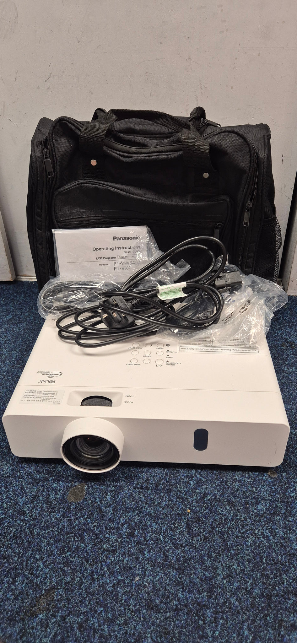 Panasonic pt-vw340z Projector and carry case