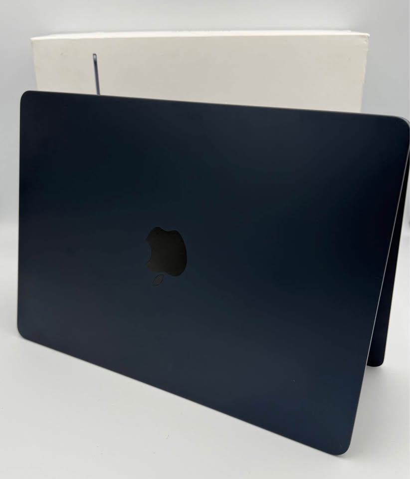 APPLE MACBOOK 15,12/M3(8-CPU 10-GPU), 8GB RAM, 256GB, 13”, BATTERY CAP 100%,STARLIGHT, BOXED