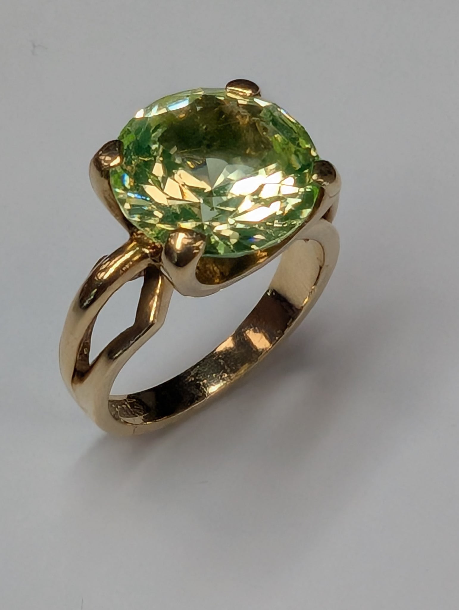 9ct gold ring with large lime green stone size M
