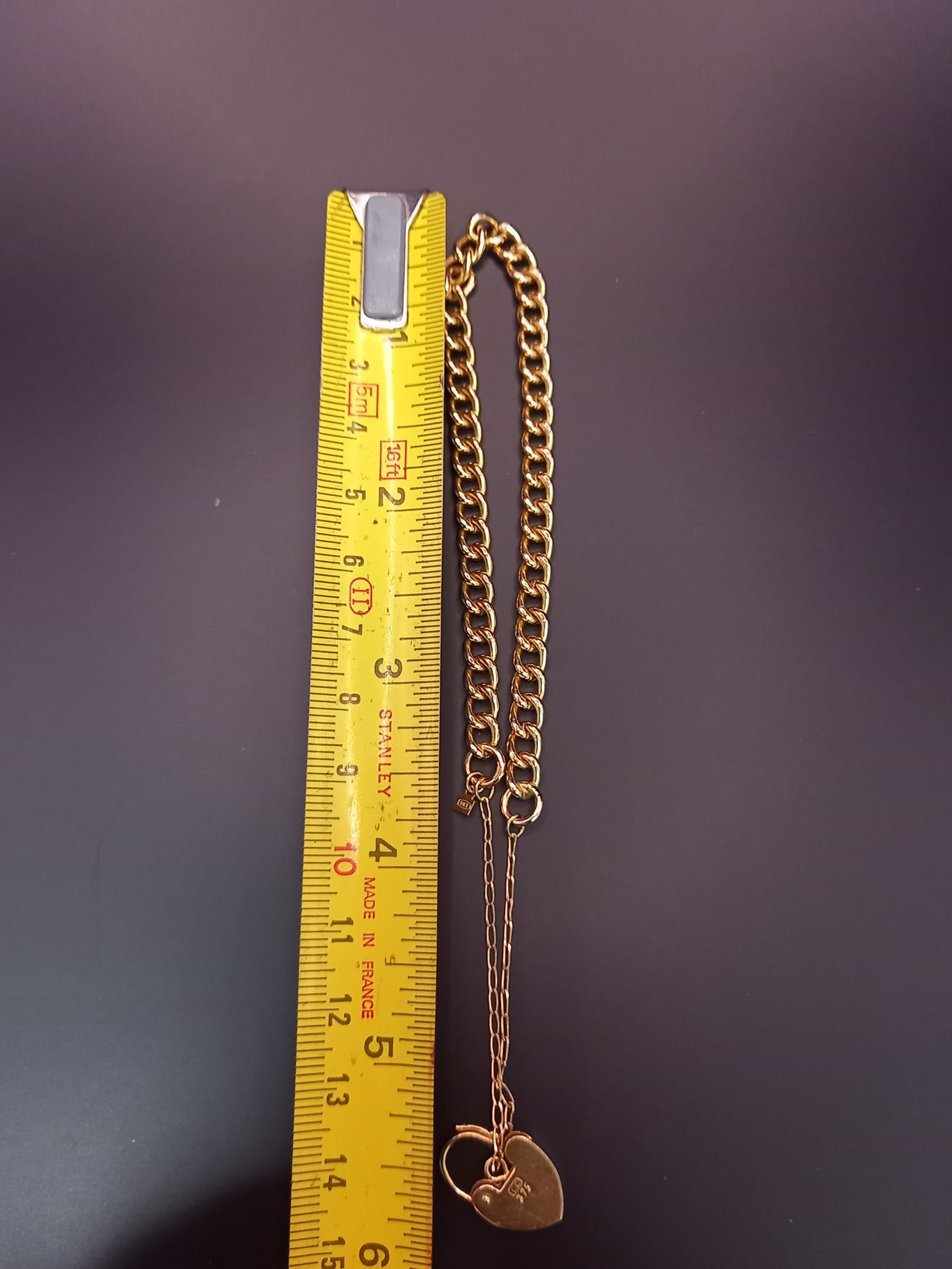 12.8G 9 CT Yellow gold curb bracelet with a heart padlock clasp & safety chain