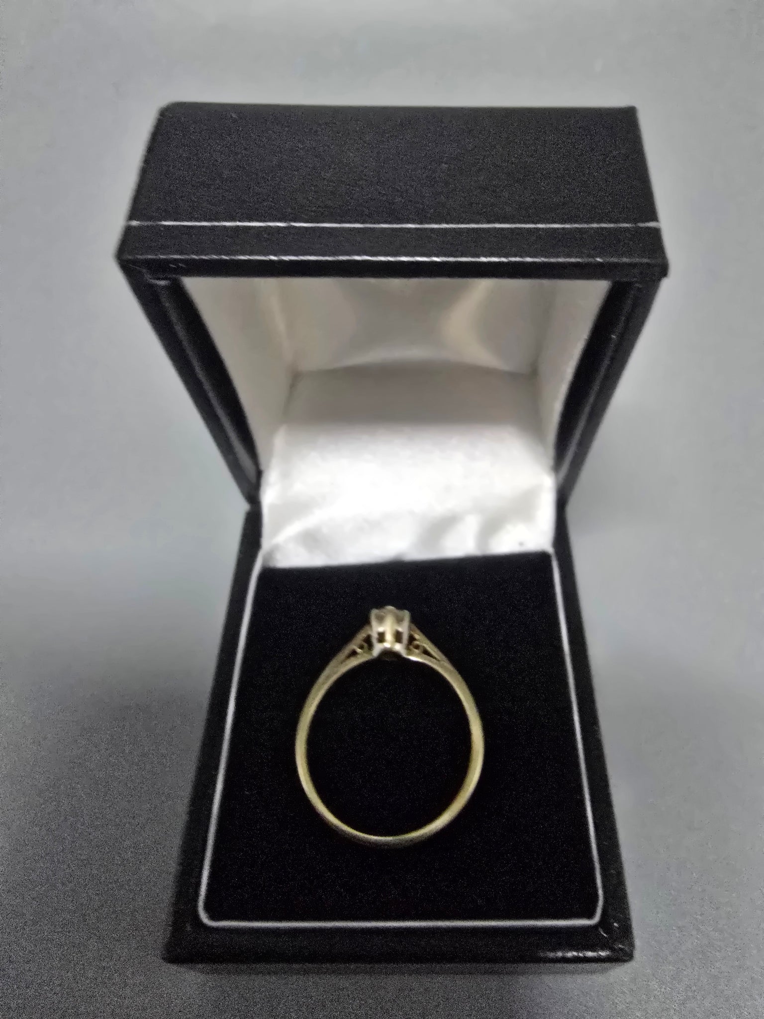 9ct Gold Ring with White Stone 375 1.9G Size P