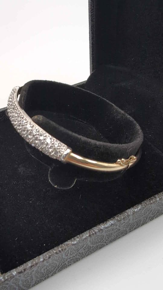 9ct Yellow Gold Cubic Zirconia Bangle Bracelet - 6.39 Grams