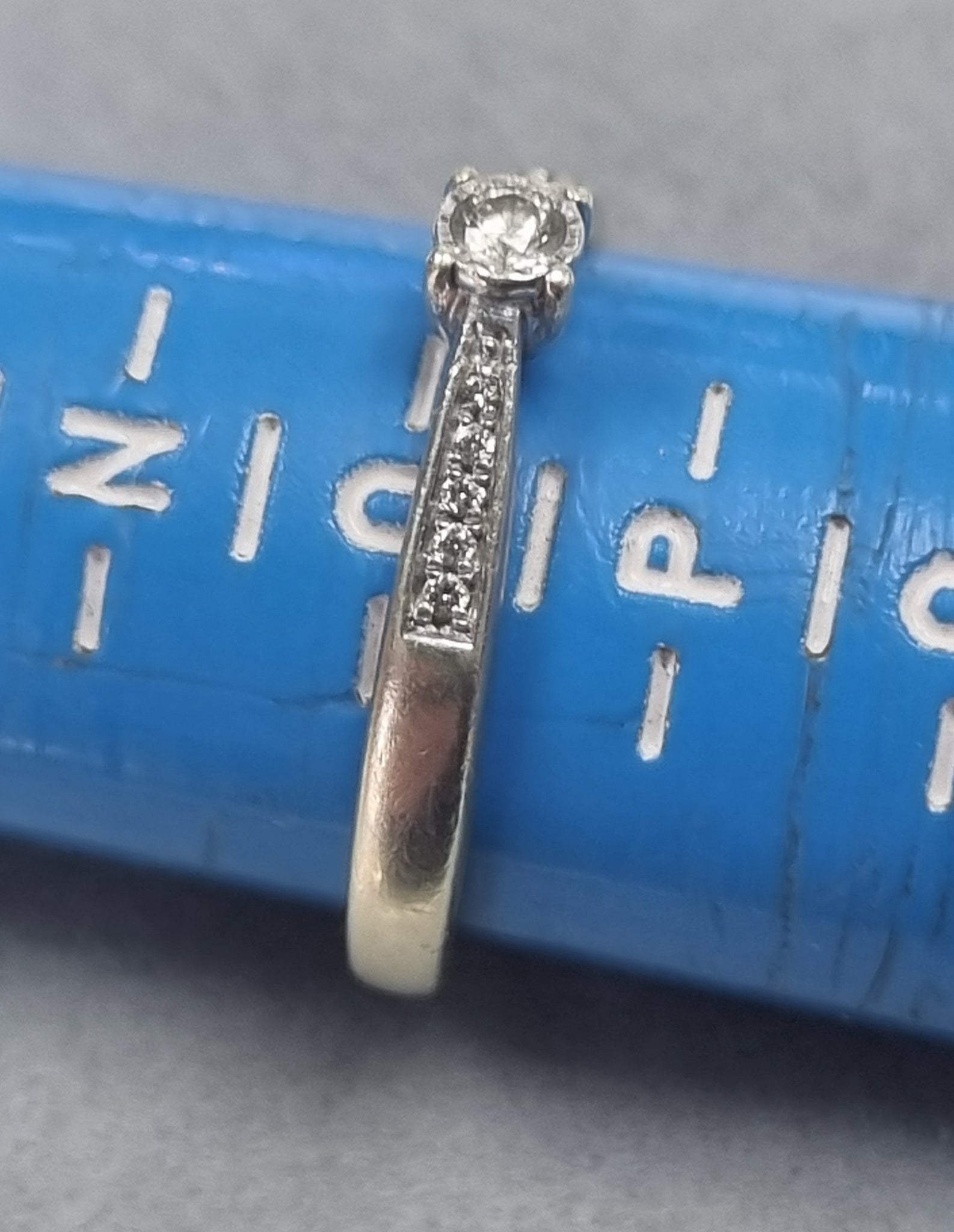 9ct White Gold Diamond ring size O