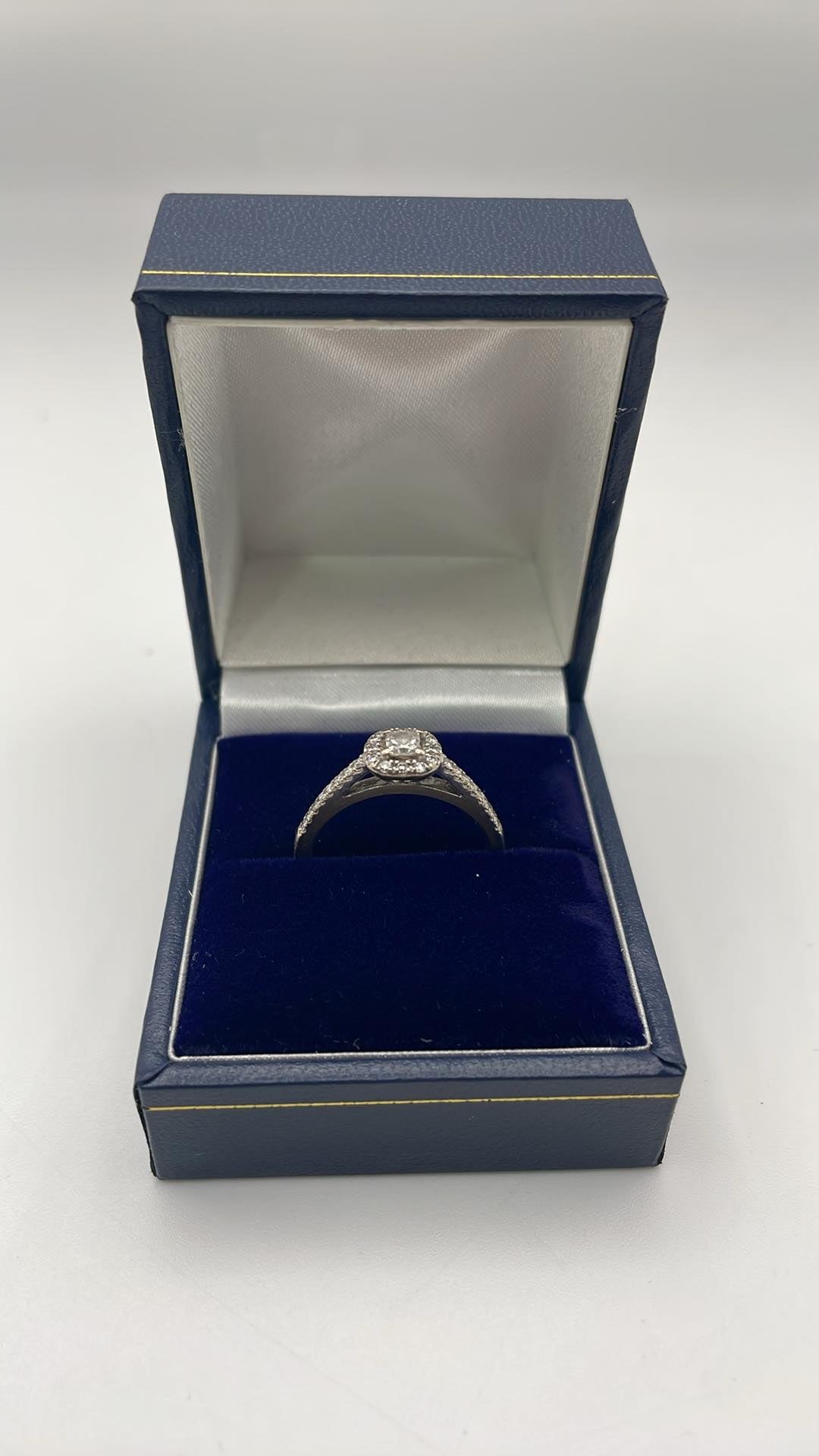 18ct white gold diamond ring