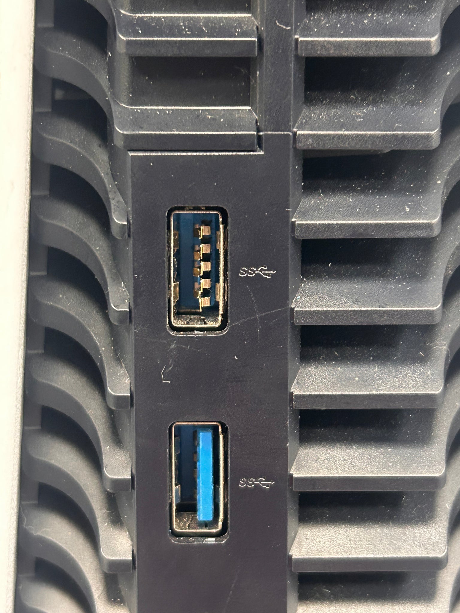 PlayStation 5 812GB (FAULTY BACK USB SEE ON PHOTOS)