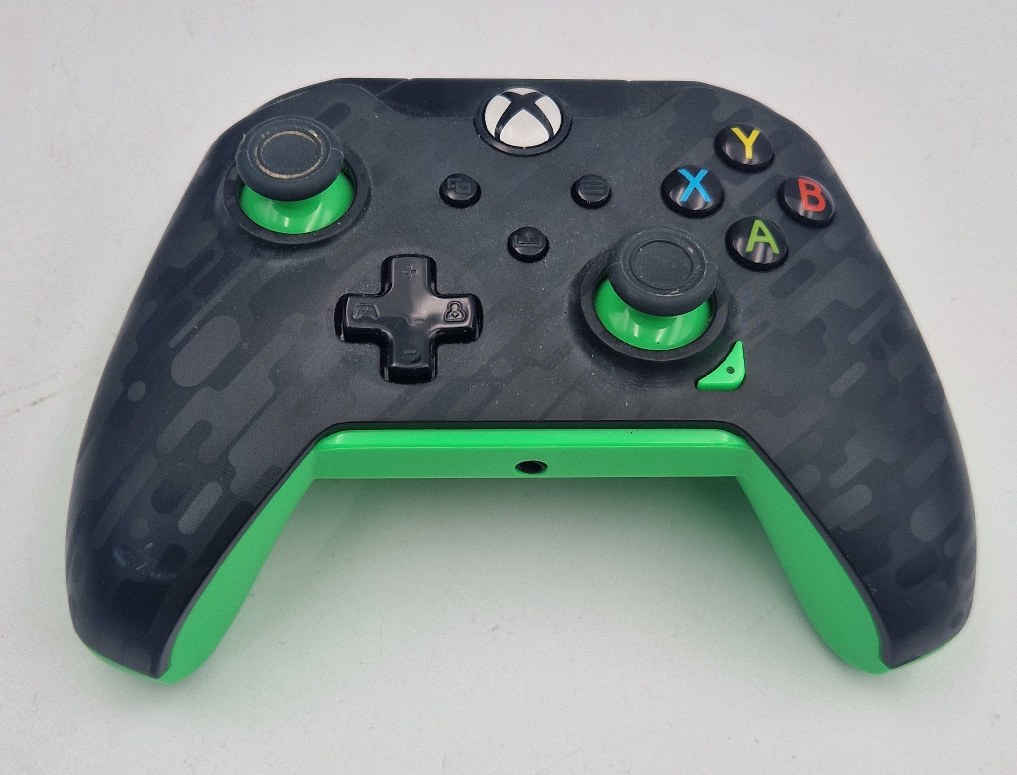 Microsoft Xbox One 500GB Console with halo skin and power A wired controller unboxed with all leads