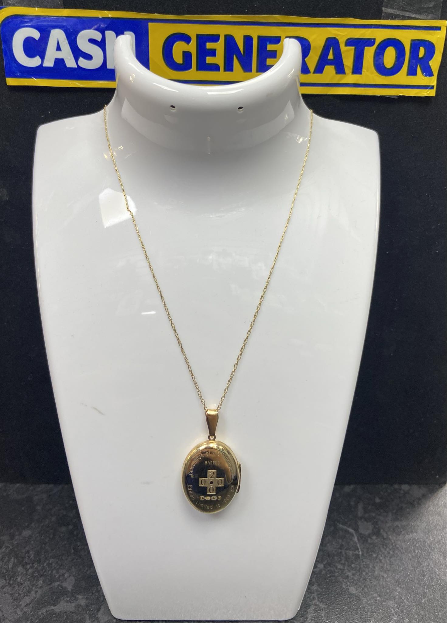 9ct Gold Chain and Locket 3.8g 20"