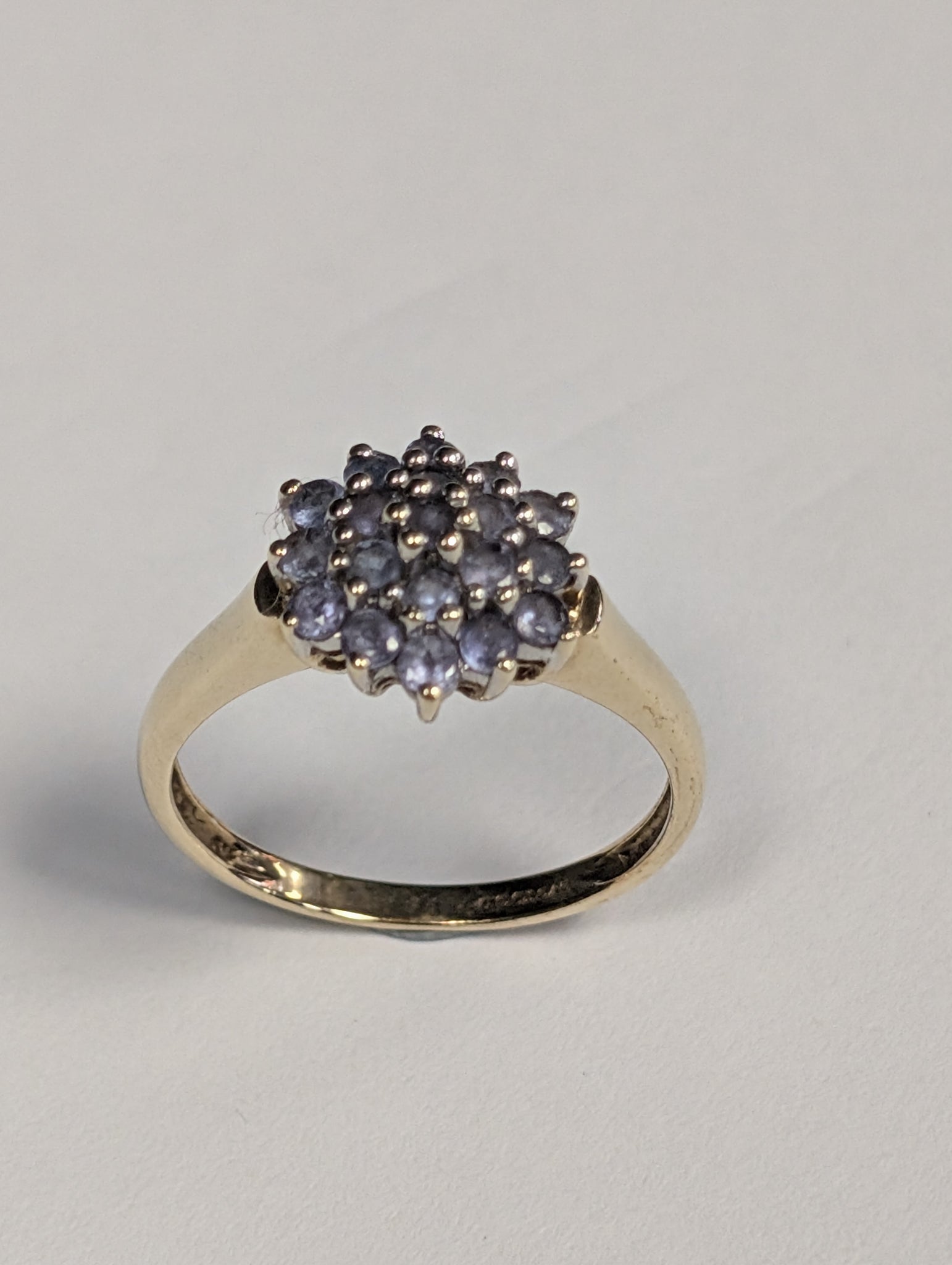 9ct gold ring with lilac stones
