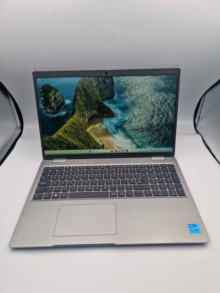 Dell Latitude 5520 Netbook - Intel i5-1145G7 - 16GB Ram - 256GB SSD - 15" LED Screen - Windows 11