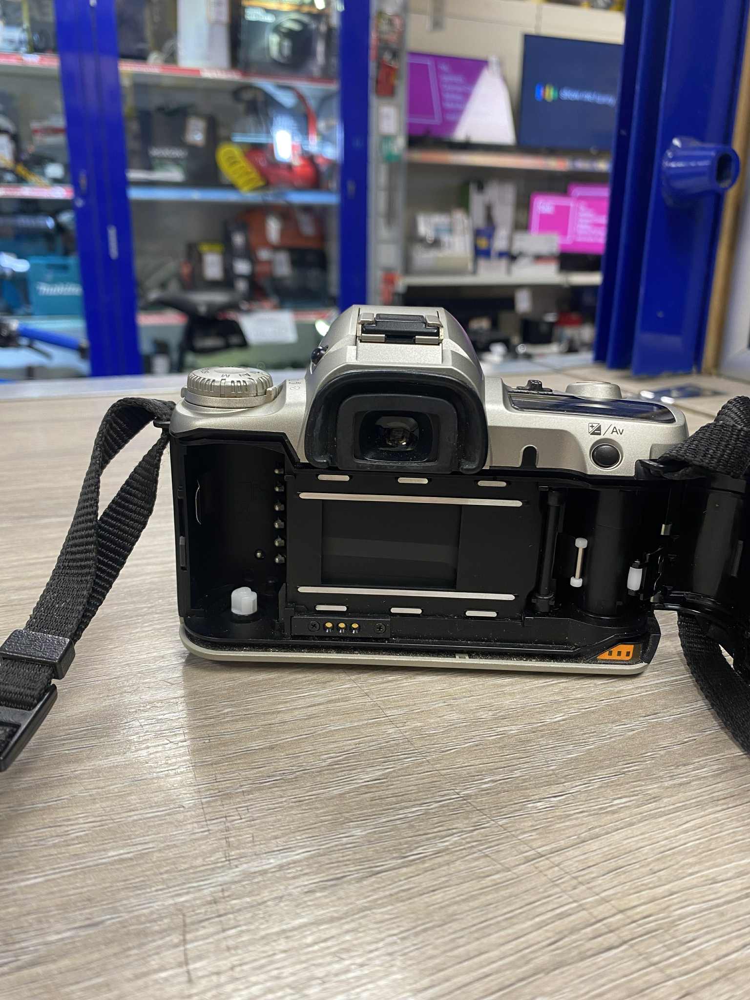 Pentax Mz-50 Body + Sigma 28-200mm F/3.8-5.6 UC Lens