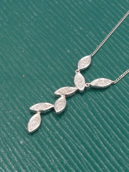(9K Hallmarked&Tested), White Gold Leaf Design Necklace, 2.3g, 18