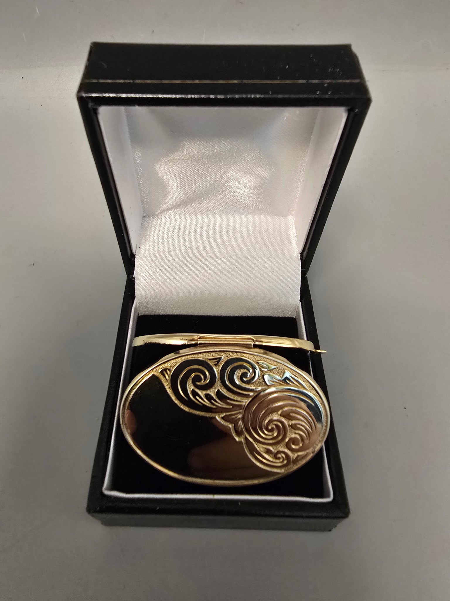 9ct Gold Pendent Locket 6.4G 40mm in Length