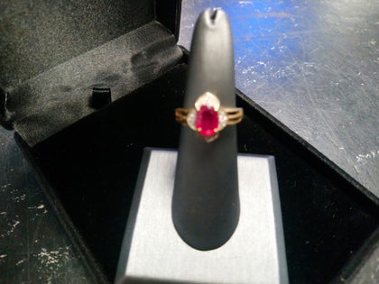 3.5g 9CT Gold Ring With Red Gem Flower Design