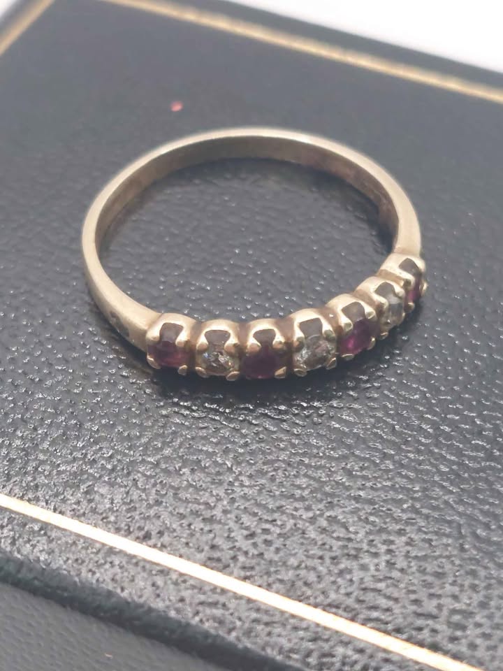 (9ct Hallmarked&Tested), Gold Ring With Red And White Gems, Weight: 1.20g, Size L