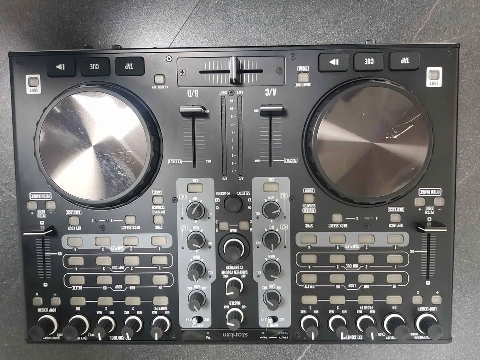 Stanton DJC4 DJ Controller black Unboxed (software not included) 1 power cable has Scratches ref pic