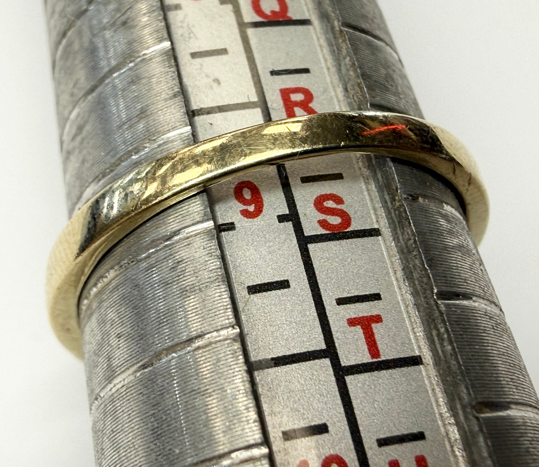9ct gold and diamond cluster ring size R 1/2