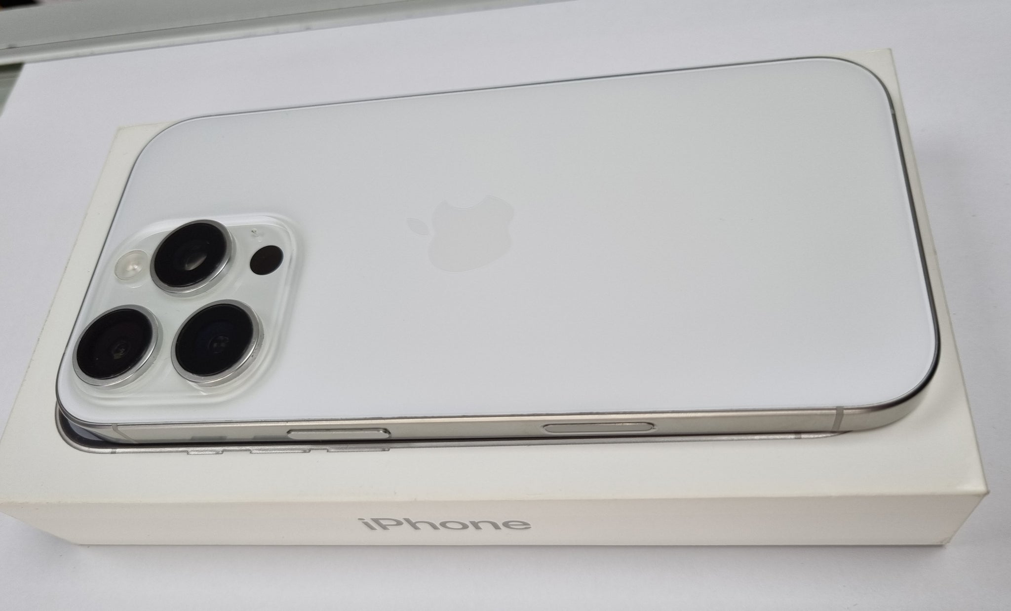 Apple iphone 16 pro White Titanium 128gb Unlocked