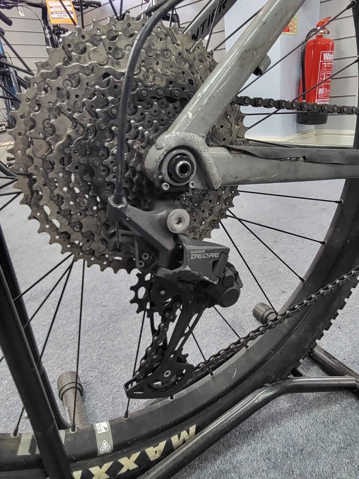 Vitus Sanitier Downhill MTB - 29"Wheels - Lrg Frame - 11 Speed - Bomber Z2 Front Folks