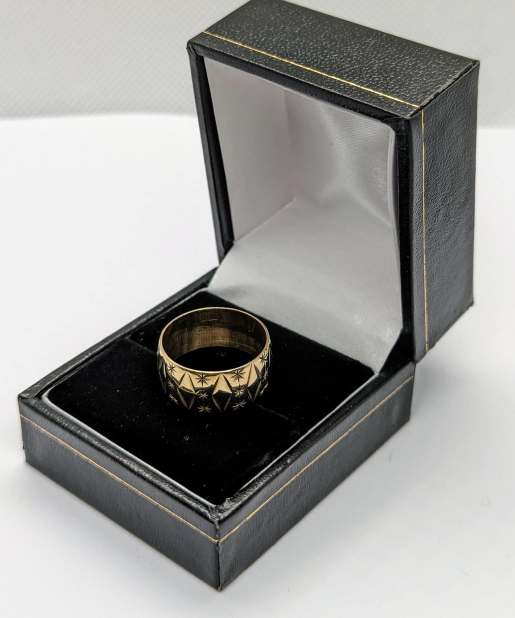 375 9CT HALLMARKED, BAND WITH FULL ENGRAVINGS, SIZE N/6.5, 4.3G, BOXED