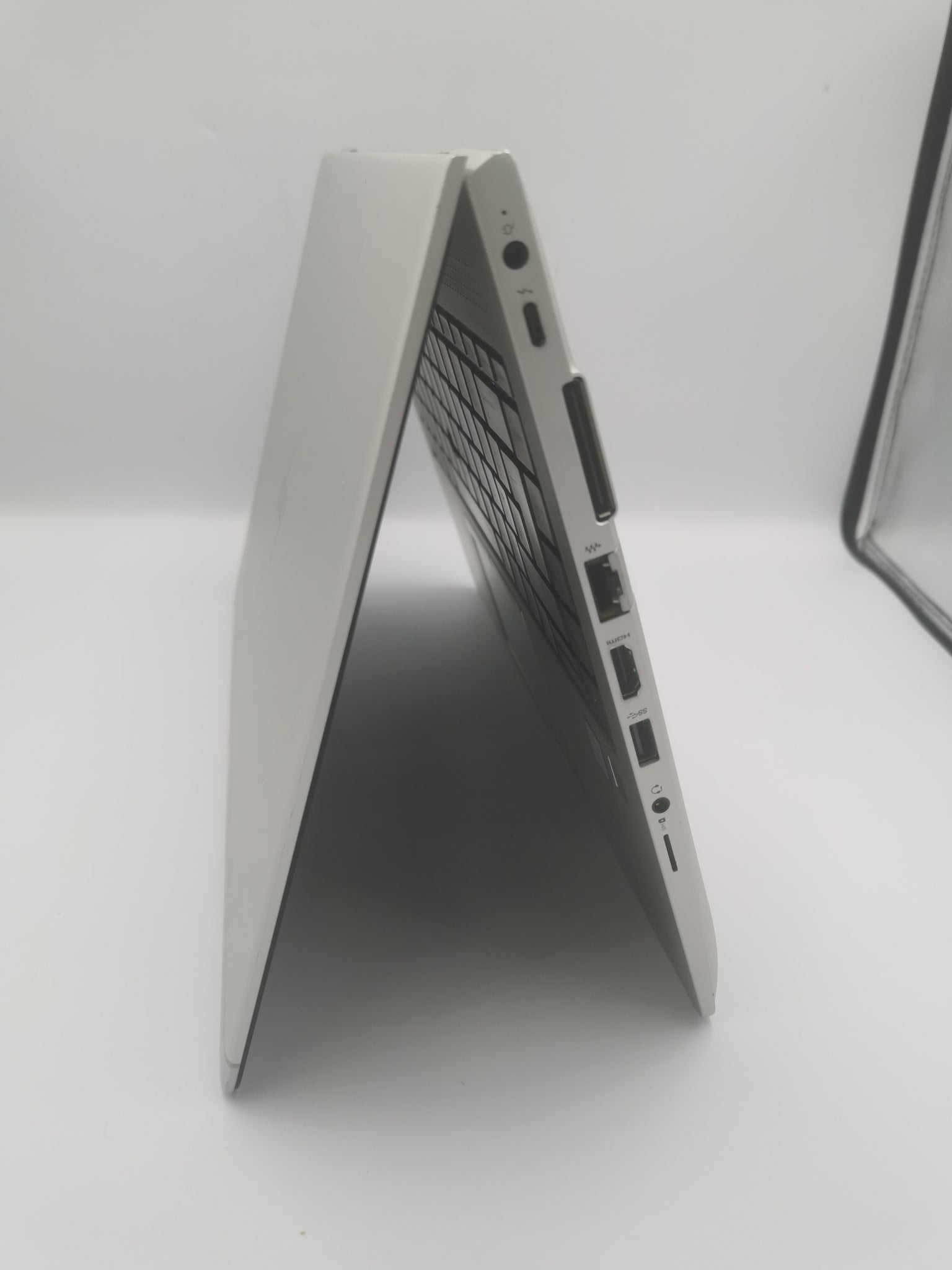 HP Elitebook 840 G5/i7-8550U/8GB Ram/256GB SSD/14"/W10/Unboxed/61% BH
