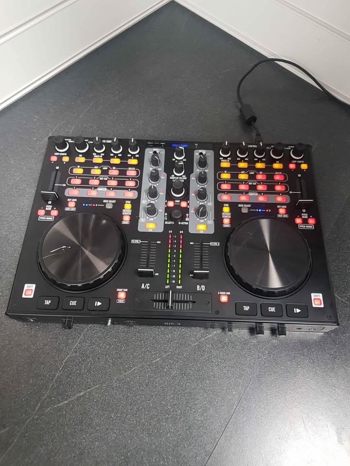 Stanton DJC4 DJ Controller black Unboxed (software not included) 1 power cable has Scratches ref pic